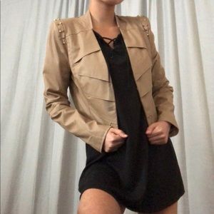 ‼️10/$10‼️
tan leather jacket with shoulder studs
